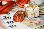 Donner à un héritier à Noël permet d'éviter les droits de donation, voici combien offrir sans alerter le fisc